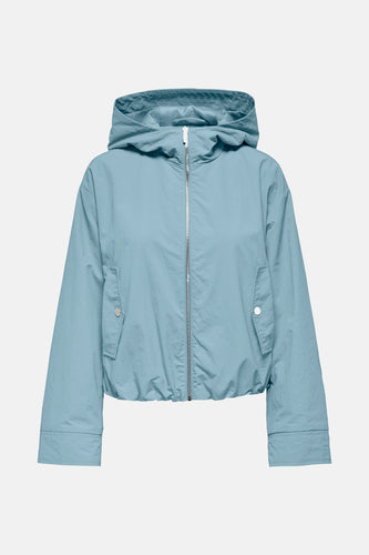 Lichtblauwe jas van ONLY, met capuchon en zilverkleurige ritssluiting.
