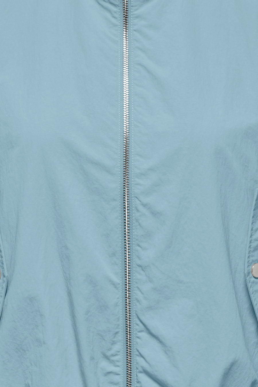 Lichtblauwe jas van ONLY, met een zilverkleurige ritssluiting en knoopdetails.