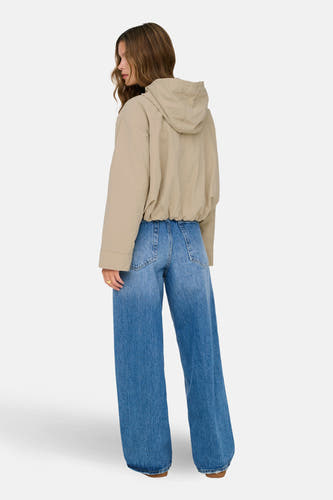 Manteau beige de ONLY, vu de l'rière avec un un cap et et etes large.