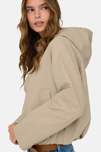 Manteau court beige d'ONLY, avec capuche et poche.