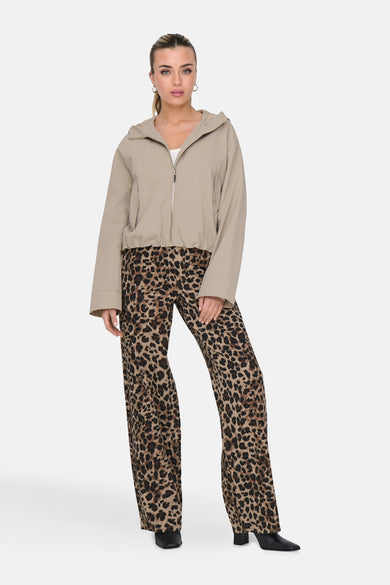 Manteau court beige d'ONLY, avec des manches longues et un short imprimé léopard.