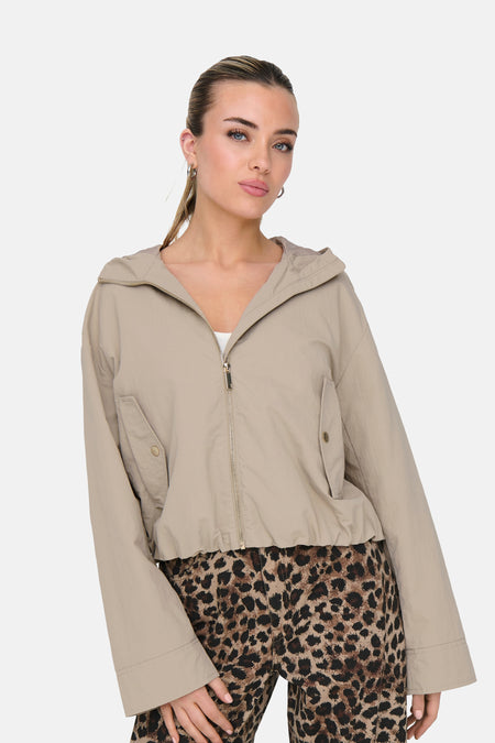 Manteau court beige d'ONLY, avec des manches longues et un pantalon imprimé de léopard.