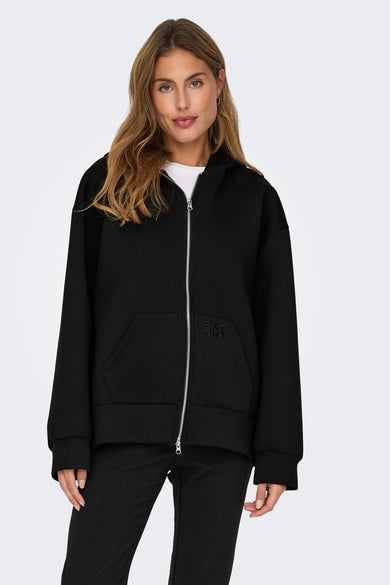 Sweat à capuche noir zippé de ONLY®, avec poches et logo discret, porté par un mannequin dans une photo lifestyle