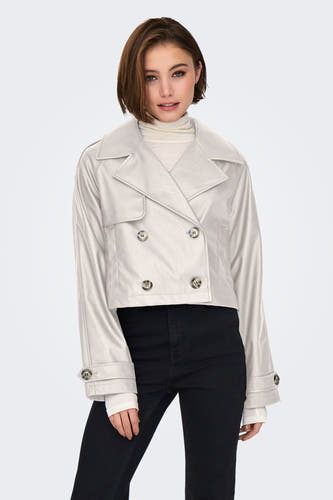 Mauve court manteau d'ONLY, vu de derrière, combiné avec un pantalon noir.