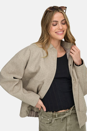 Manteau court beige de ONLY®, avec fermeture à boutons, poches et aspect décontracté.