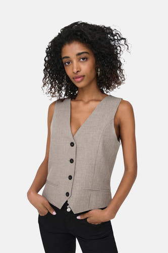 Blazer beige de ONLY®, avec fermeture à boutons et poches, porté avec un pantalon noir.