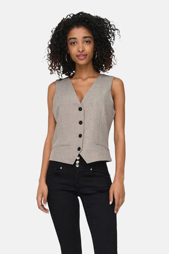 Blazer beige d'ONLY, avec quatre boutons noirs et une petite poche, associé à un pantalon noir.