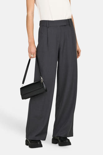 Pantalon de costume gris de ONLY®, combiné avec un t-shirt blanc et un sac à main noir, vu de face.