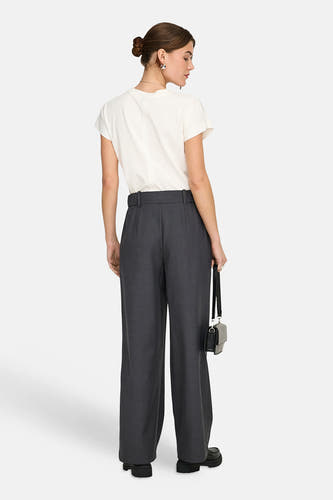 Pantalon de costume gris de ONLY, avec jambes larges et une ceinture assortie.