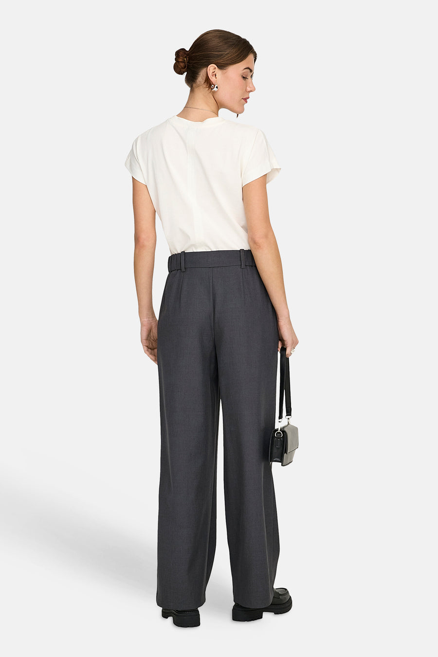 Pantalon de costume gris de ONLY, avec jambes larges et une ceinture assortie.