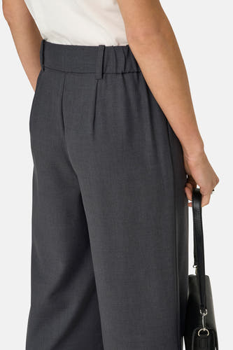 Pantalon de costume gris de ONLY®, avec une taille élastique et des détails plissés à l'arrière.