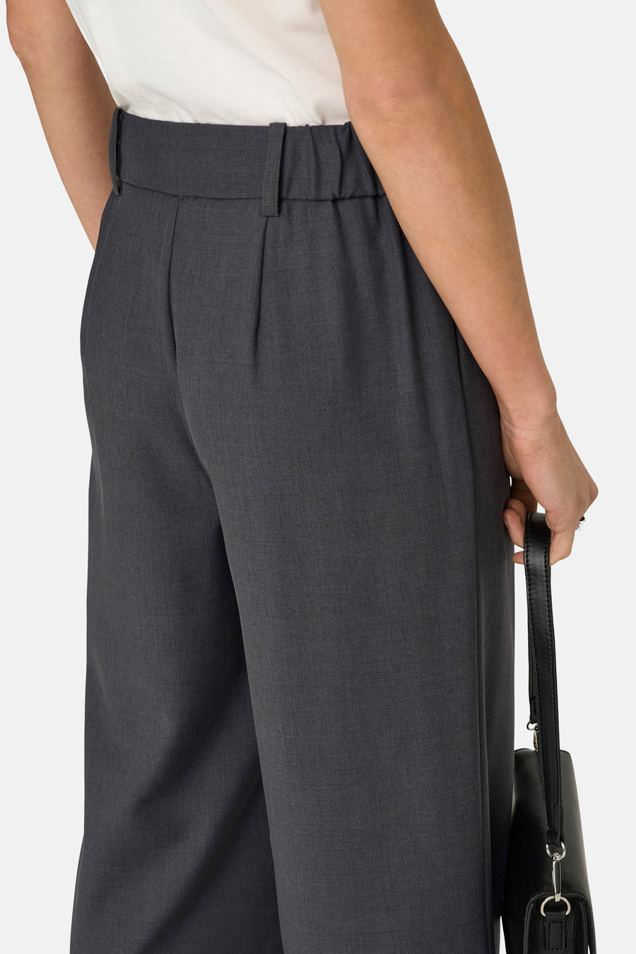 Pantalon de costume gris de ONLY®, avec une taille élastique et des détails plissés à l'arrière.