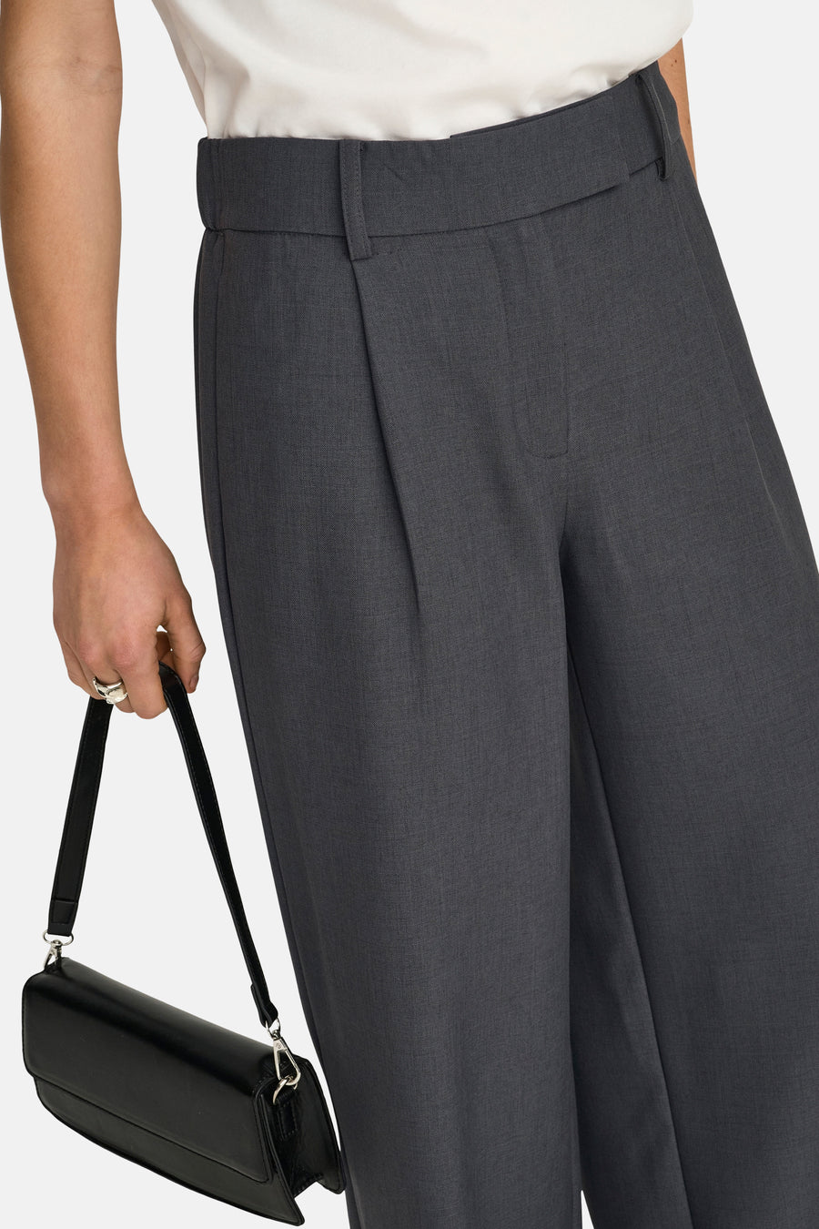 Pantalon de costume gris de ONLY, avec un pli simple et des jambes larges.