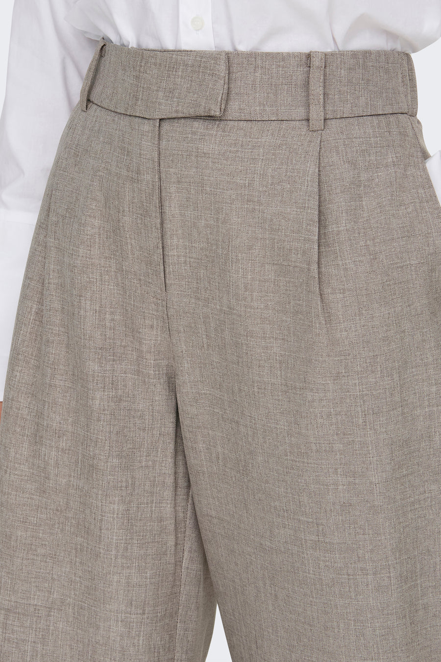 Beige kostuumbroek van ONLY®, met plooien aan de voorkant en een riemlus detail.