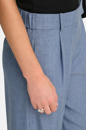 Pantalon de costume bleu ONLY, avec une ceinture élastique et des plis drapés à l'avant.