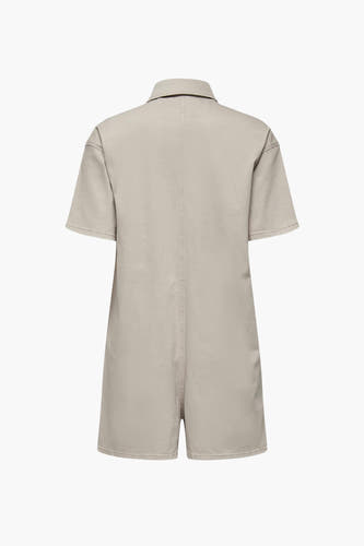 Bruine playsuit van ONLY, met korte mouwen en een kraag, gezien van achteren.
