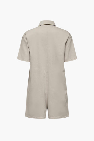 Bruine playsuit van ONLY, met korte mouwen en een kraag, gezien van achteren.
