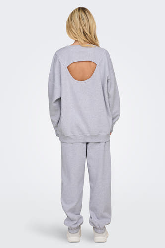 Gilet gris de ONLY®, avec col rond et détail de dos ouvert.