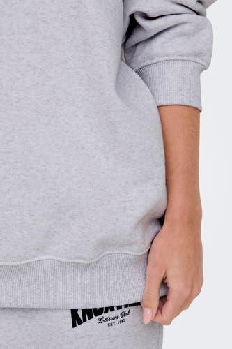 Pull-over gris ONLY avec des manches longues et un col rond, gros plan rroqué.