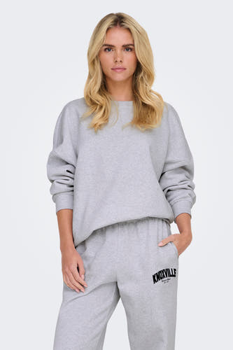 Pull gris à col rond ONLY, avec des manches longues et un short de jogging coordonné.