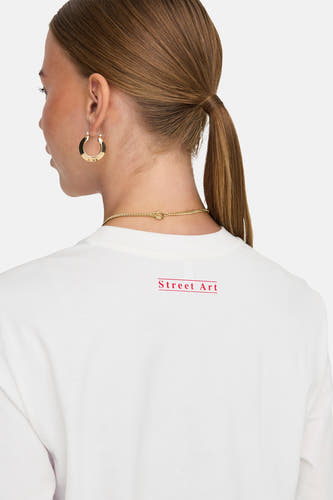 T-shirt blanc à manches courtes de ONLY, avec du texte rouge sur le dos et des ornements dorés.
