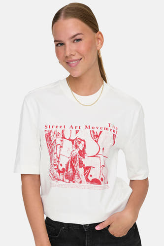 T-shirt blanc à manches courtes d'ONLY, avec une impression rouge et porté avec une chaîne dorée et des jeans noirs.