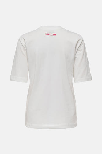 T-shirt blanc à manches courtes de ONLY®, avec du texte "Street Art" rouge sur le dos.