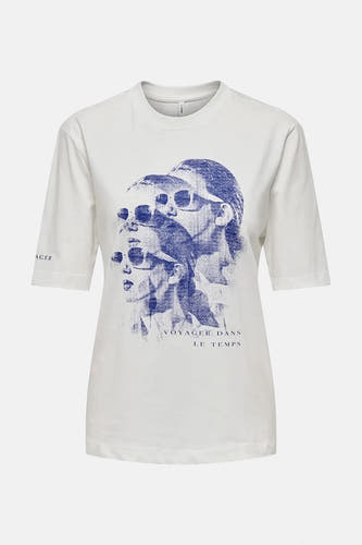 T-shirt blanc à manches courtes de ONLY, avec une impression bleue de visages et le texte "Voyager dans le temps".