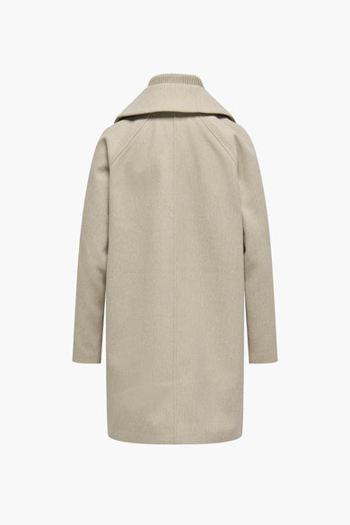 Beige lange jas van JDY, gezien van achteren met een brede kraag en lange mouwen.