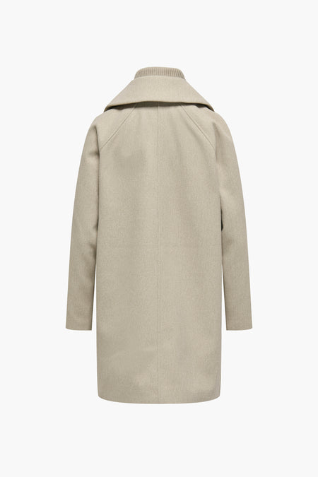 Beige lange jas van JDY, gezien van achteren met een brede kraag en lange mouwen.