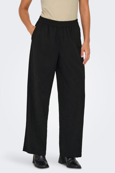 Pantalon noir de ONLY, avec des jambes larges et une ceinture élastique.