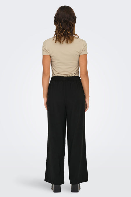 Pantalon noir de ONLY, avec des jambes larges et une ceinture élastique.