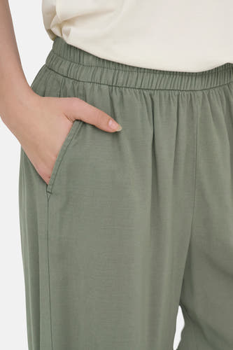 Pantalon vert de ONLY, avec taille élastique et une poche latérale.