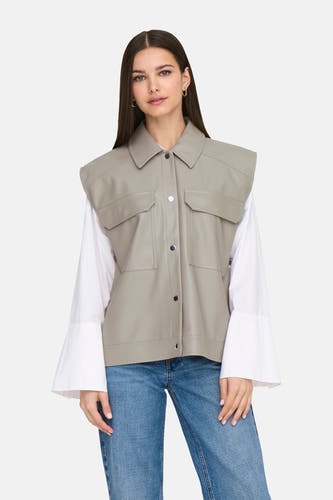 Manteau de cuir beige ONLY, avec fermeture à boutons et poches brodées, porté sur une chemise blanche et des jeans bleus.