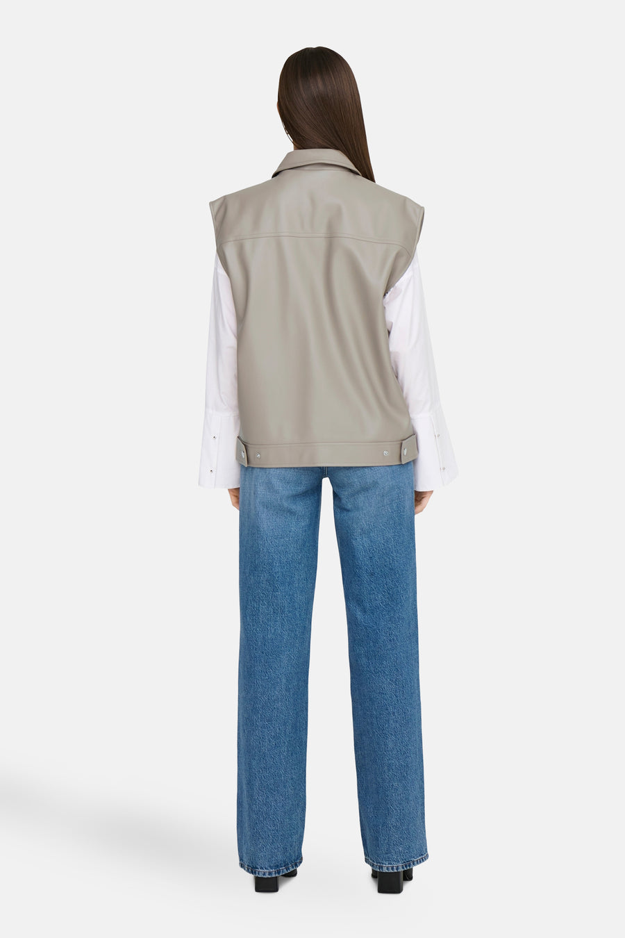 Manteau de cuir beige ONLY, associé à une blouse blanche et des jeans bleus.