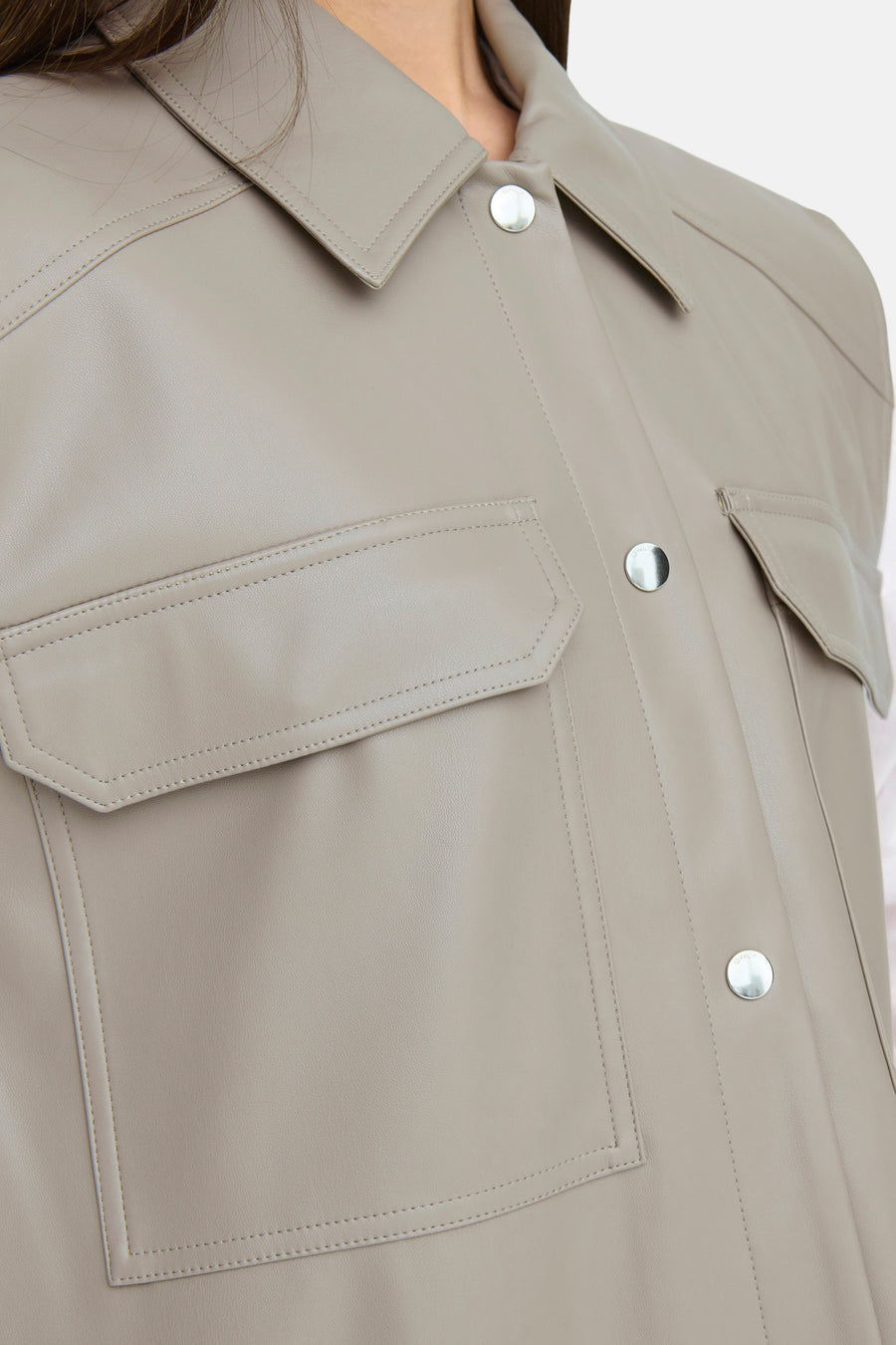 Manteau de cuir beige ONLY, avec des poches brodées et des boutons argentés.