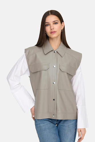 Manteau de cuir beige d'ONLY, avec des poches brodées et porté sur un chemisier blanc avec un jean.