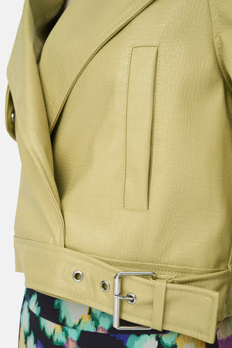 Manteau de cuir marron d'ONLY, avec imprimé crocodile et une ceinture à boucle argentée.
