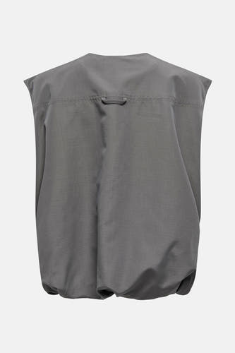 Gilet gris ONLY, avec une texture subtile et un design minimaliste.