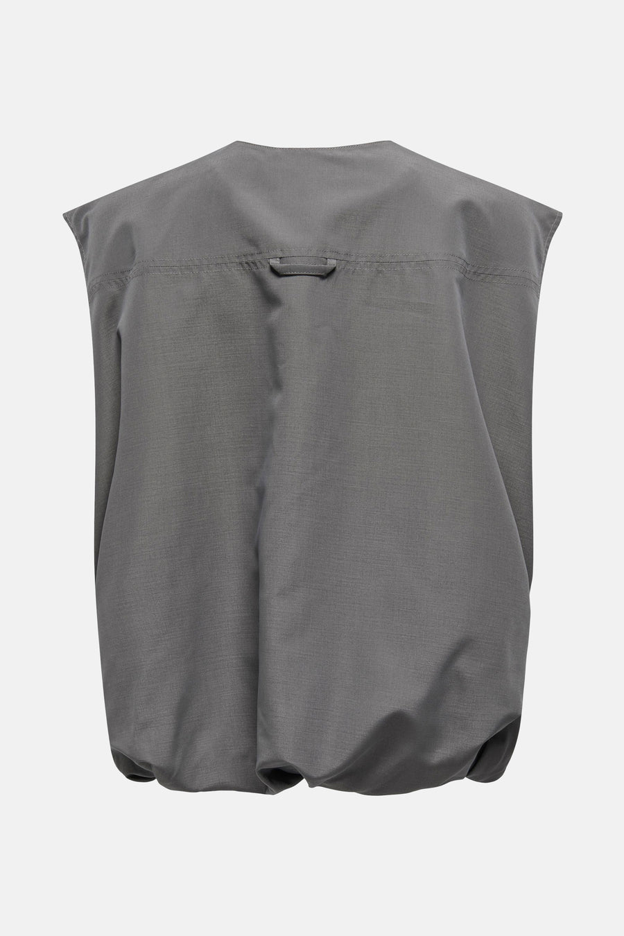Gilet gris ONLY, avec une texture subtile et un design minimaliste.