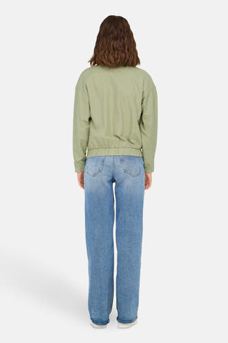 Veste courte verte de ONLY, avec des manches longues et associée à un jean.
