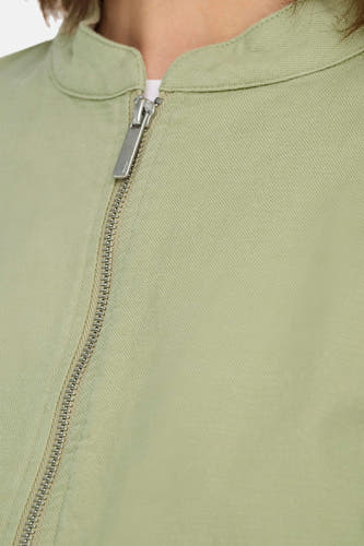 Manteau court vert d'ONLY, avec une fermeture à glissière argentée et un col relevé.