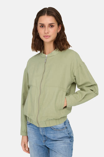 Veste courte verte de ONLY, avec fermeture à glissière et poches, associée à des jeans bleus.
