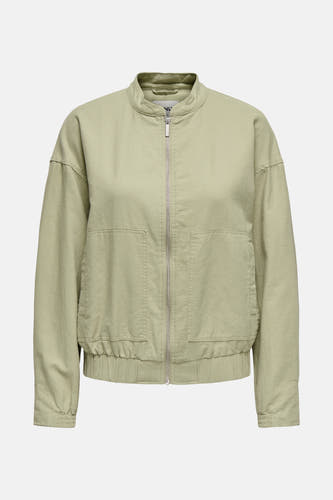 Veste courte verte de ONLY, avec des manches longues, une fermeture à glissière et deux poches.