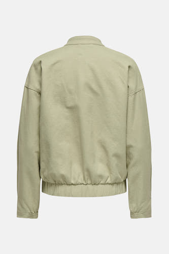 Veste verte de ONLY, avec des manches longues et une ceinture élastique.