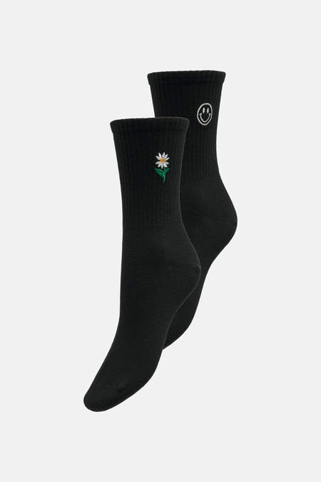Chaussettes noires ONLY décorées d'une marguerite et d'un smiley.
