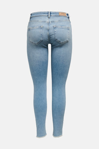 Jean skinny bleu clair d'ONLY, avec des poches arrière et un bord côtelé.