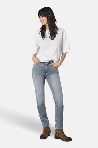 Jean mère en denim bleu moyen de ONLY, porté avec un T-shirt blanc et des bottes brunes.