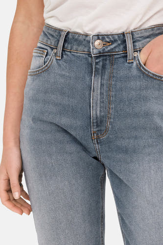 Jean mom bleu moyen de ONLY, avec une fermeture à bouton et des poches.