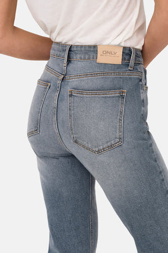 Jean mom bleu moyen de ONLY, avec des poches arrière et une étiquette en cuir sur la ceinture.